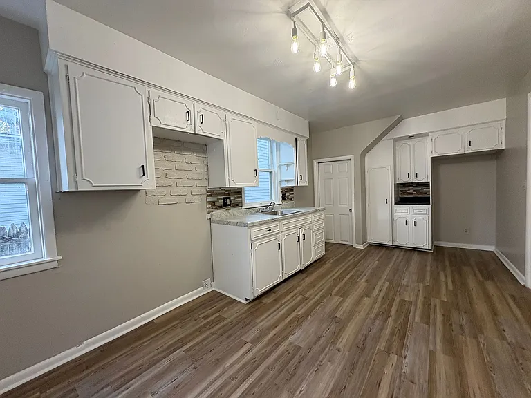 716 Clark St — Photo 5