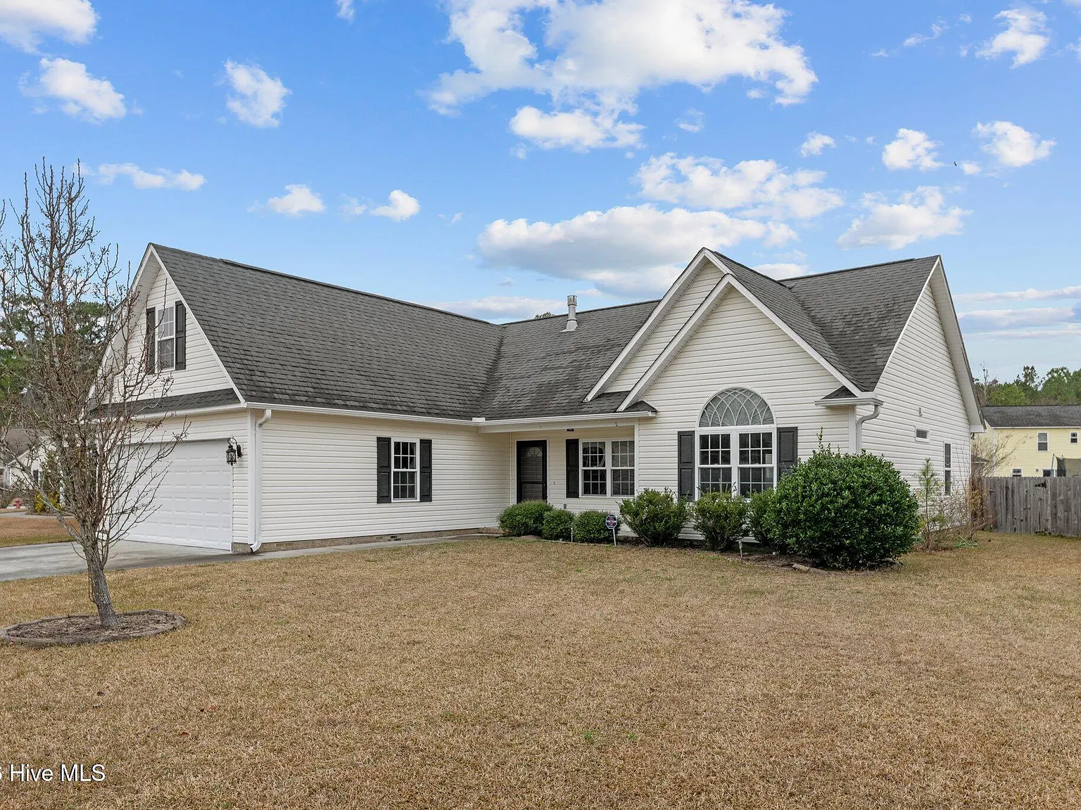 3 bed, 3.0 bath, 1900 sqft, $2,100 — Photo 3