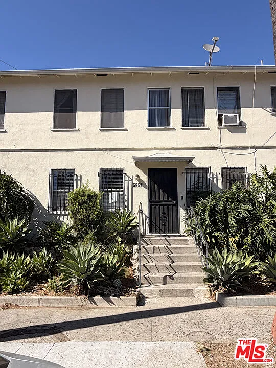 2 bed, 1.0 bath, 900 sqft, $2,645 — Photo 2