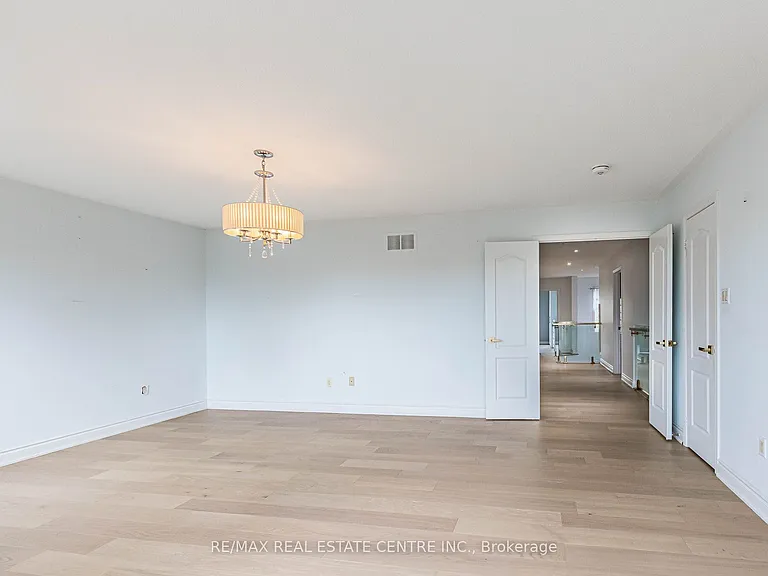 3339 Crompton Cres — Photo 24