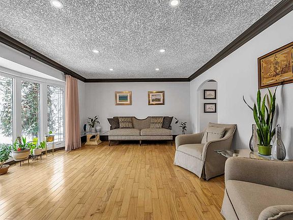 4th image of 511 E Woodpark Cres SW