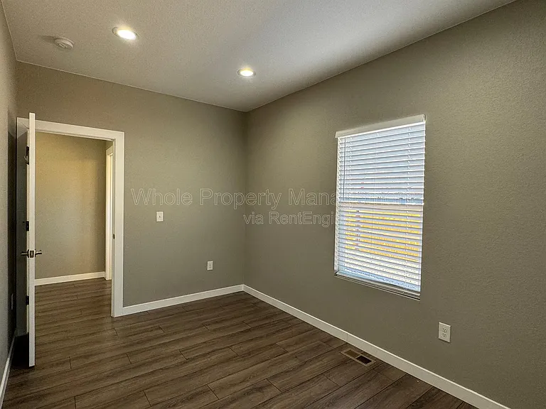 102 S Newton St — Photo 15