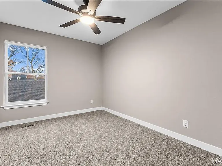 212 W State St — Photo 13
