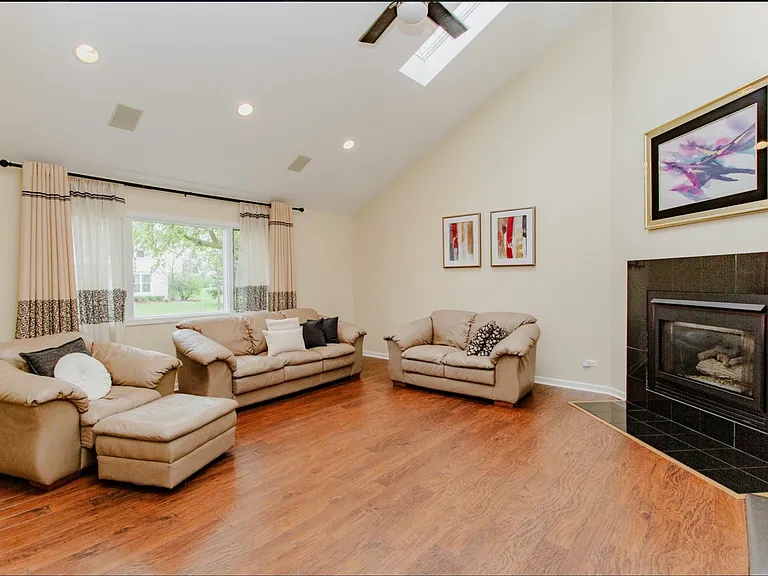 814 Dunhill Dr — Photo 4