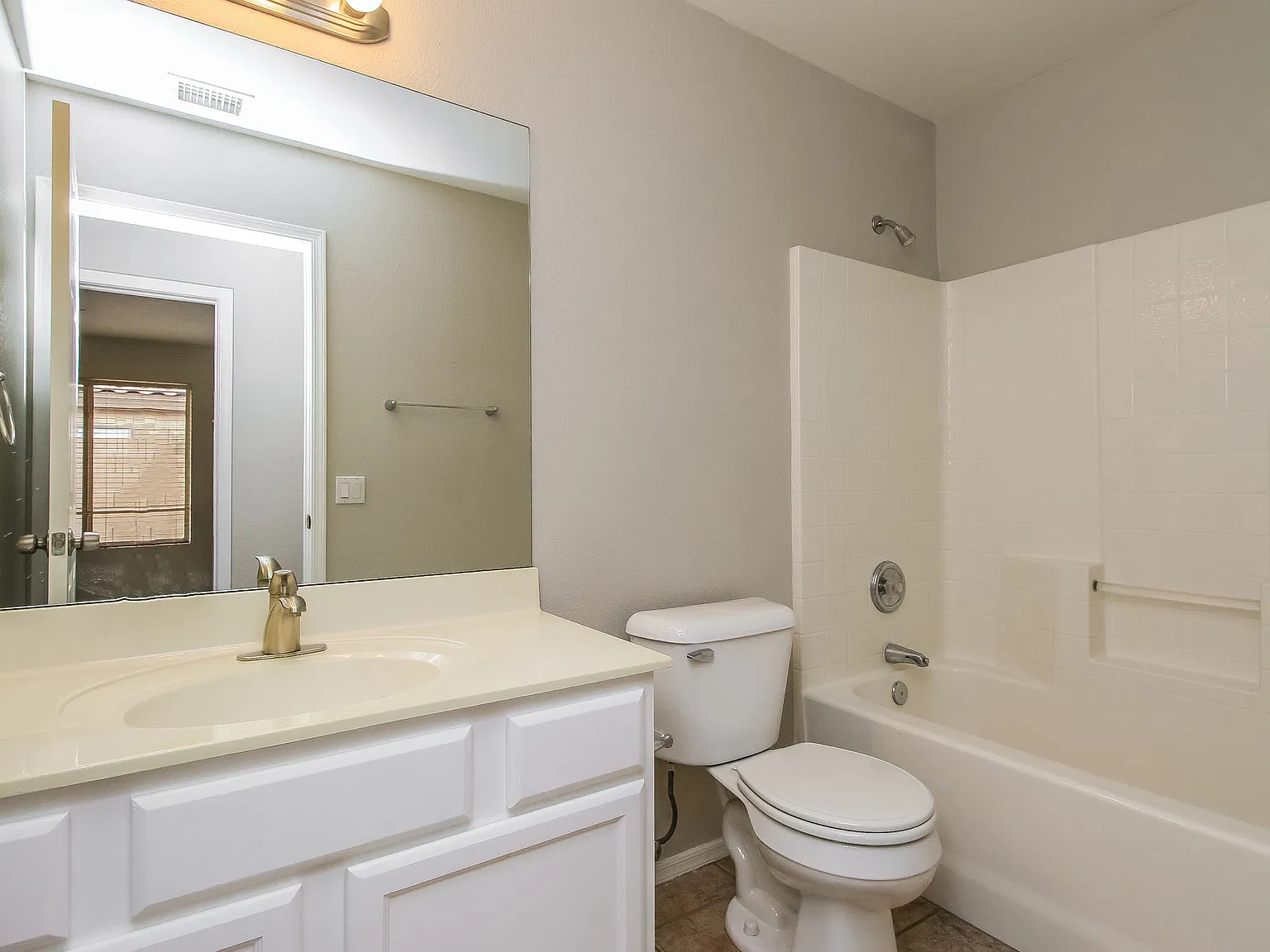 3 bed, 1620 sqft, $2,285 — Photo 3