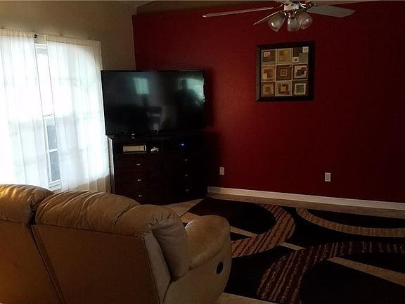 4th image of 104 Meadowglen Ct
