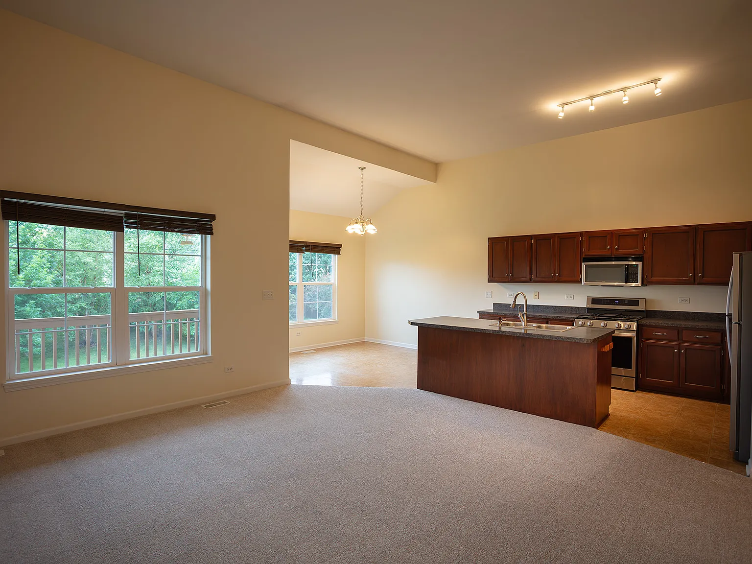3 bed, 1600 sqft, $3,100 — Photo 2