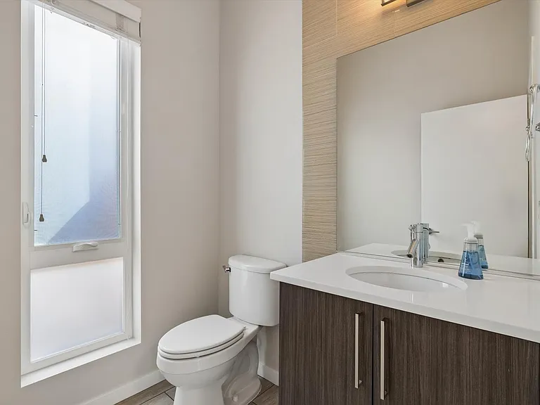 Main level 1/2 bath