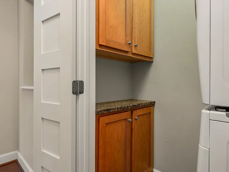 205 N Geary Ave — Photo 6