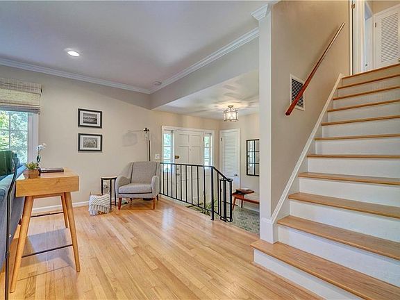 4th image of 837 Queen Elizabeth Dr