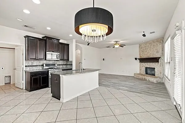 5 bed, 3.5 bath, 2714 sqft, $2,800 — Photo 4