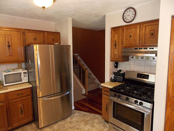 4th image of 239 Garnett Ave