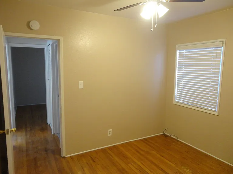 Two Bedroom One Bath Cottage with Hardwood Floors and Patio! Move in Special $1000 off 1st Month'... — Photo 8