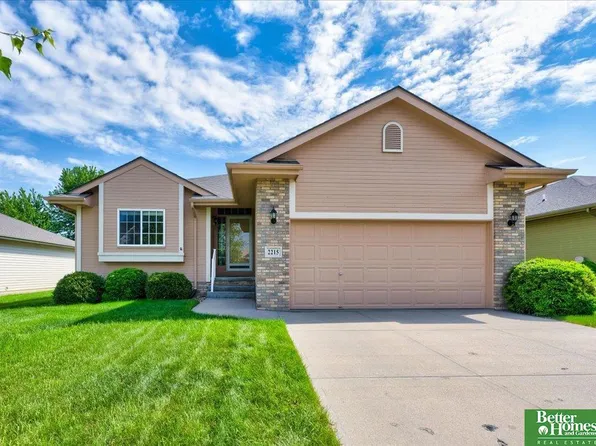 2215 Aberdeen Dr, Papillion, NE 68133