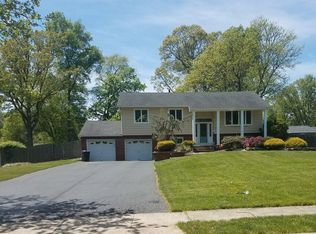 19 Highland Dr, Manalapan, NJ 07726