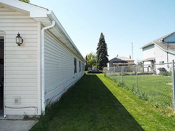 4th image of 207 W 2nd St