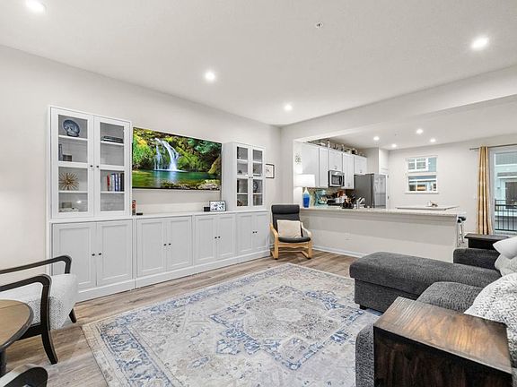 4th image of 775 Roselyn Dr