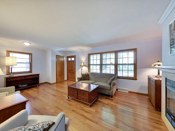 3rd image of 4213 Chowen Ave S