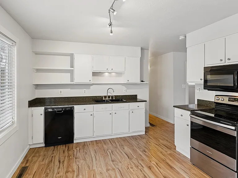 220 Minnesota Ave — Photo 6