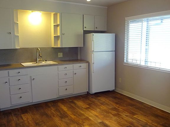 2nd image of 140 Oak St APT 4