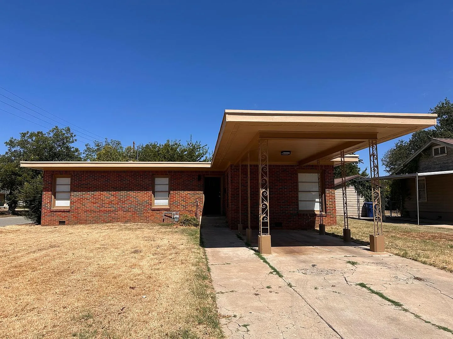 Charming 3 bed 1 bath brick home near Coggin Park — Photo 1