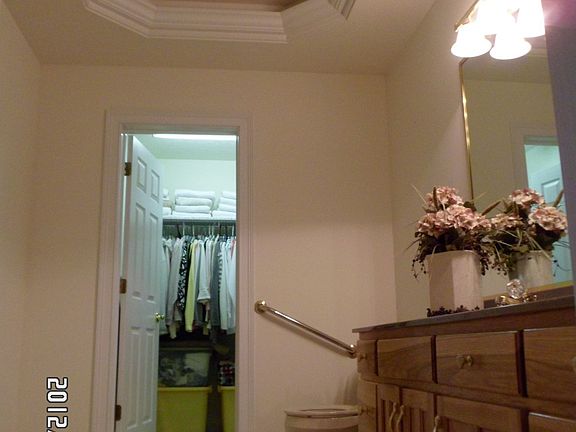 Master Bath w/large walkin closet