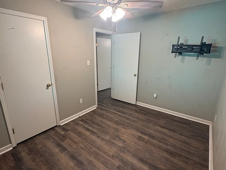 890 Locust Dr — Photo 6