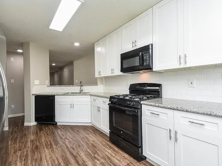 2519 Fox River Ln — Photo 17