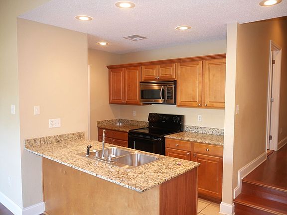 5th image of 9201 Palmetto St APT 106