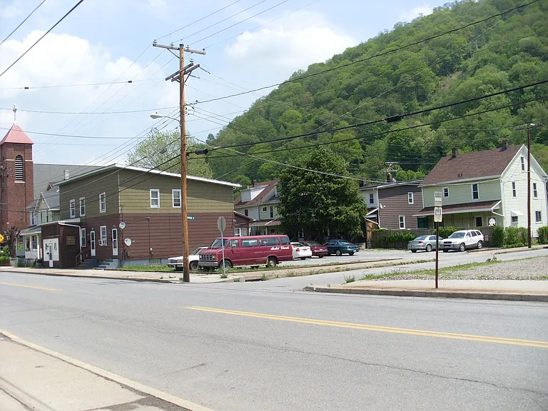204 Maple Ave — Photo 2