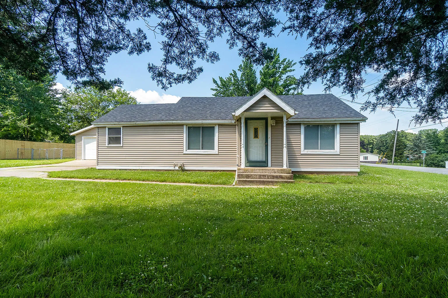 1040 Longfellow Ave photo 1