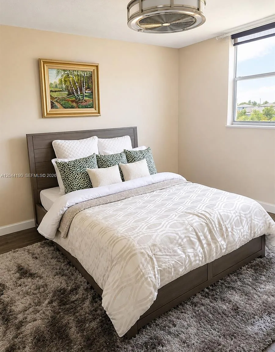 Somerset No 1 Condo — Photo 3