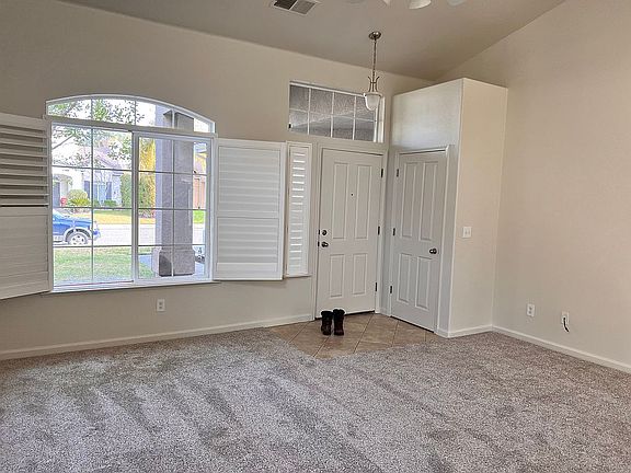 4th image of 1087 E Oakmont Ave