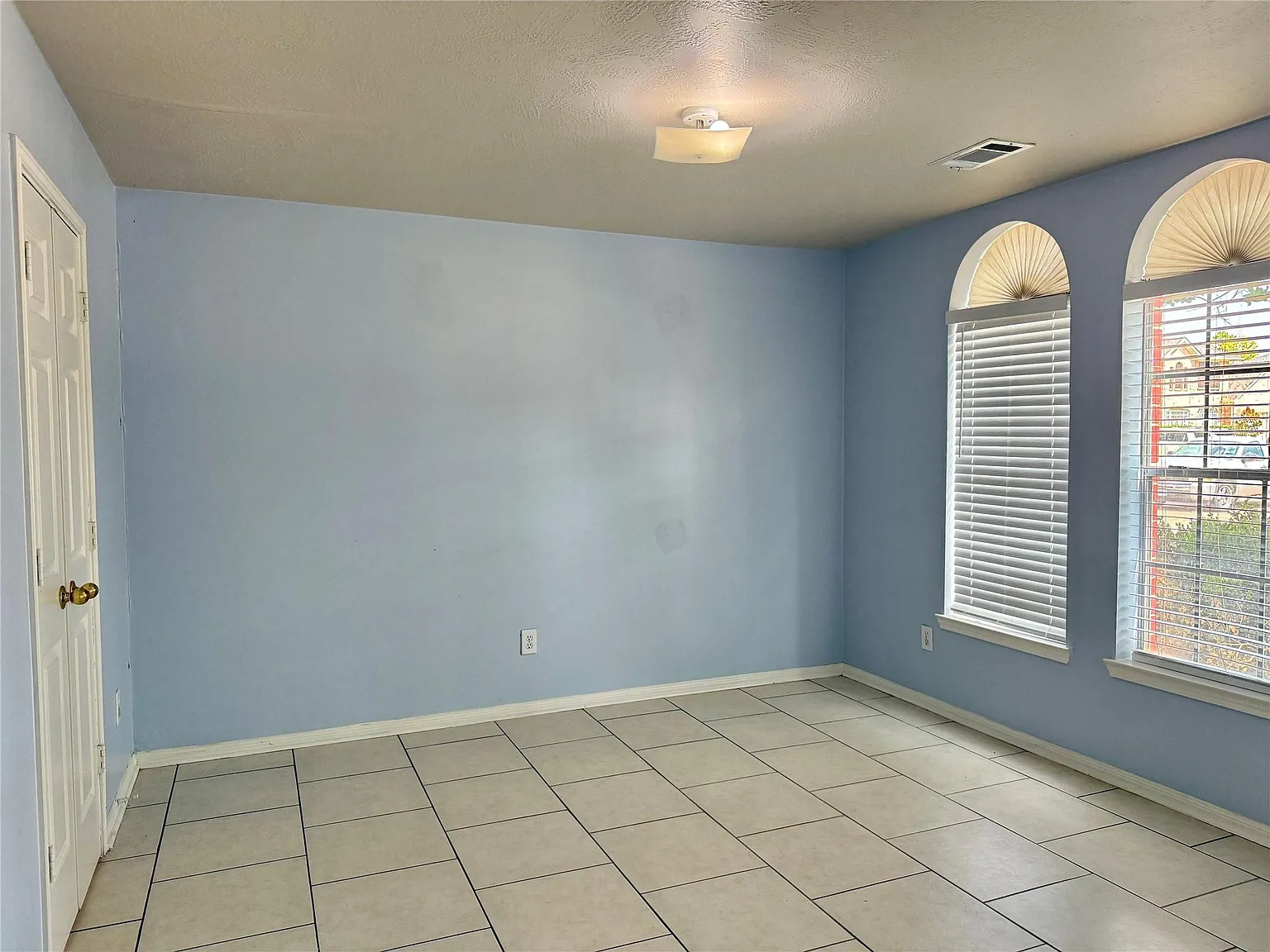 4 bed, 2.5 bath, 2757 sqft, $2,400 — Photo 4
