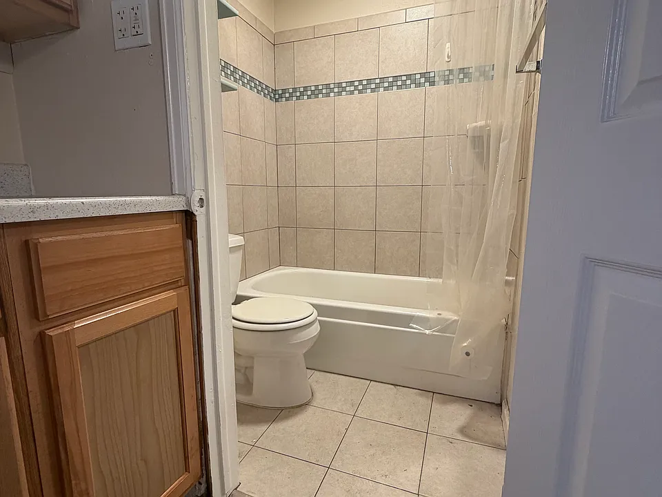 1013 Main St #18