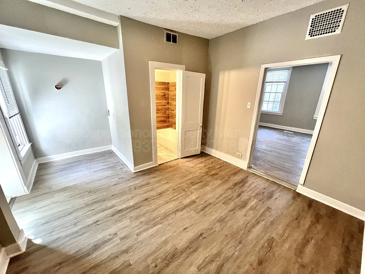 Building Photo - 2212 Calumet St #2