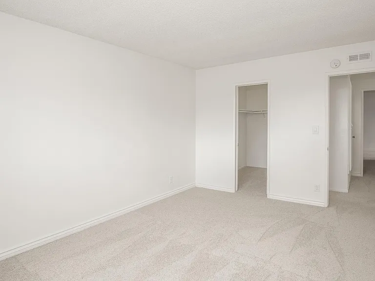 Castilian and Cordova Apartment Homes — Photo 31