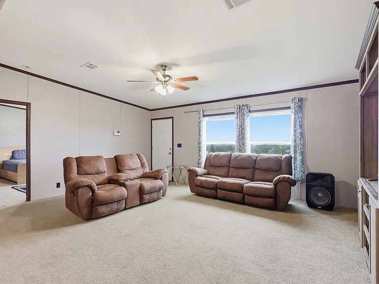 4196 FM 75 — Photo 15