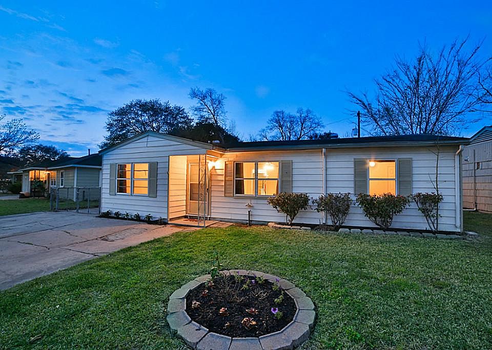 Delightful 4 bedroom 1 bath home with additional 2 bedroom 1/2 bath Mother-in-law suite conveniently