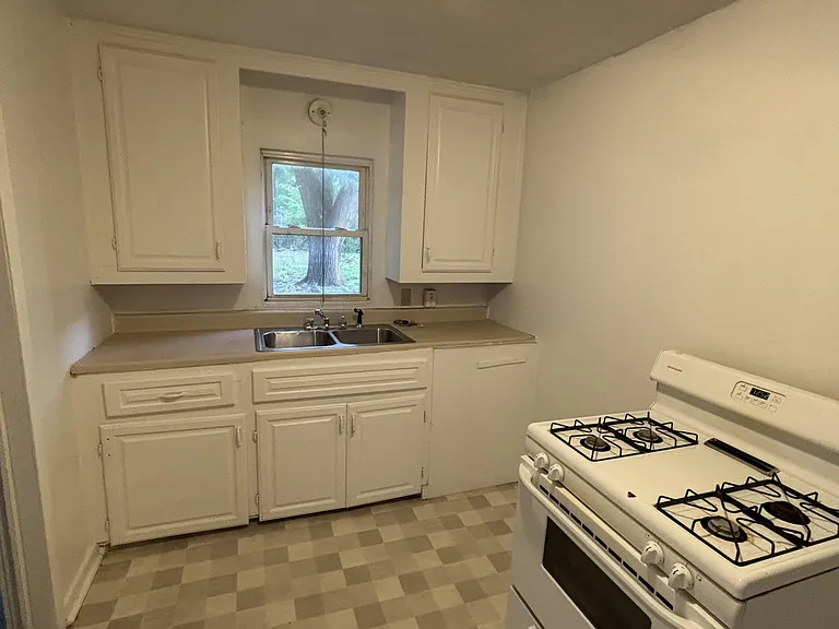 1738 N Poplar Ave — Photo 3