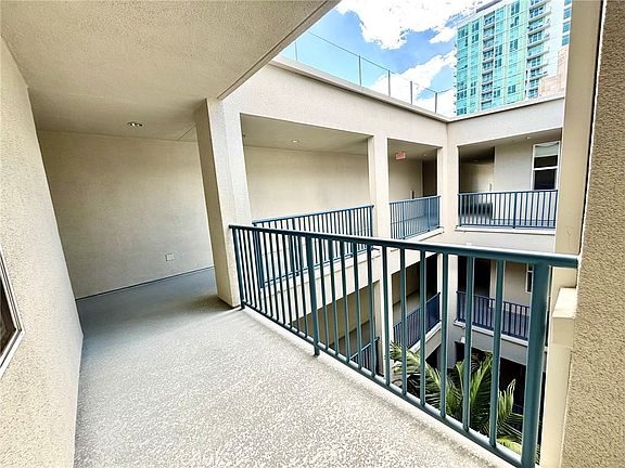 4th image of 300 E 4th St Unit 422