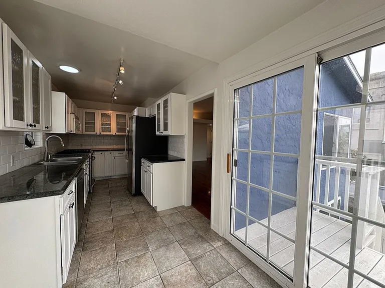 1527 Golden Ave — Photo 5
