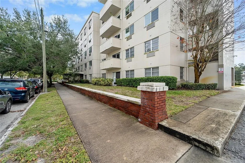 2 bed, 2.0 bath, 836 sqft, $2,000 — Photo 2