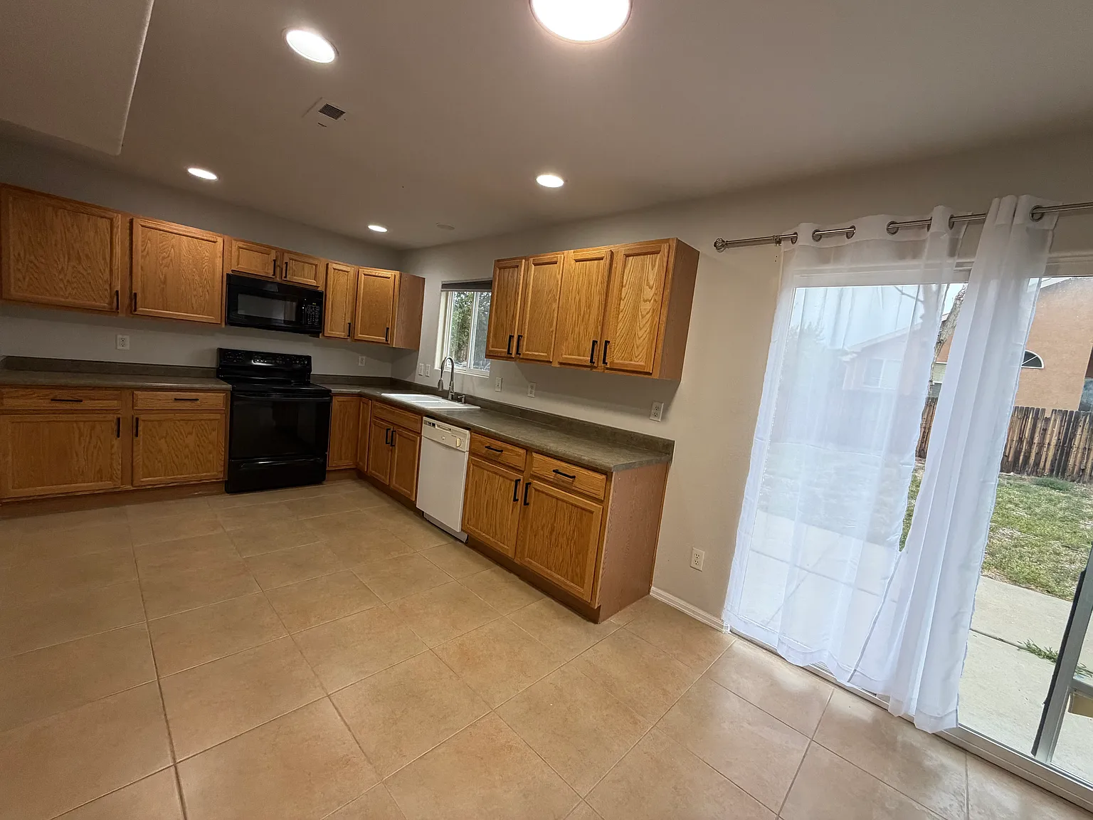 4 bed, 2100 sqft, $2,295 — Photo 2