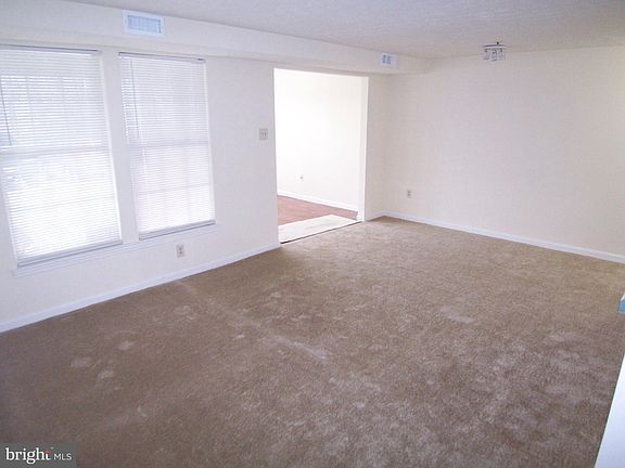 4th image of 901 Woodbridge Ct Unit D
