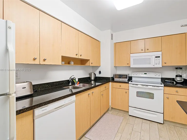 9195 Collins Ave #1103 — Photo 12