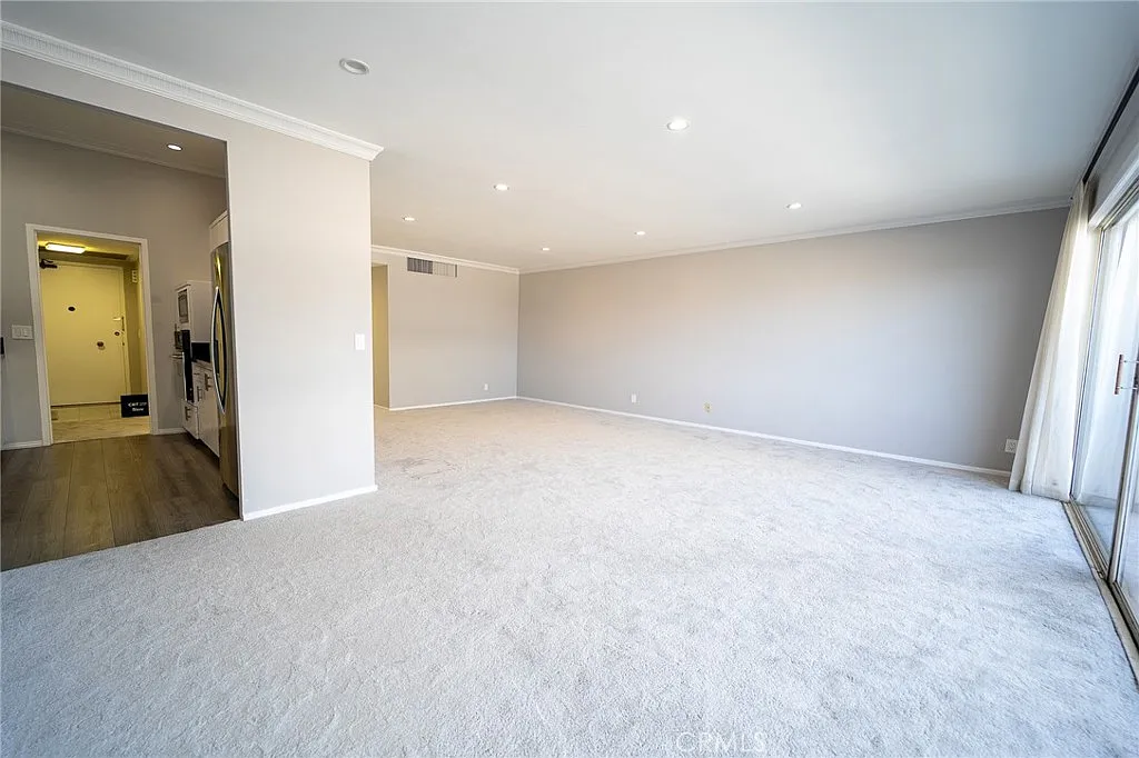 1 bed, 1099 sqft, $3,950 — Photo 4