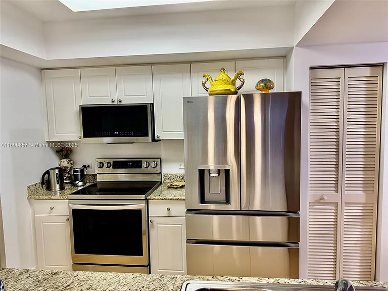 19501 W Country Club Dr #2515 — Photo 5