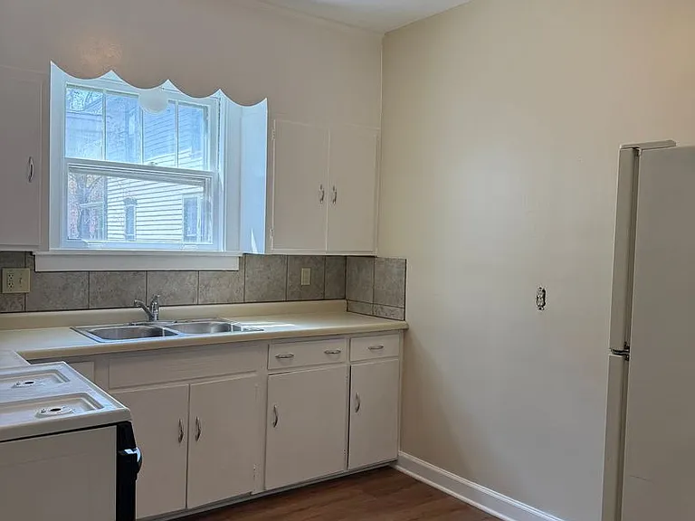 306 N Locust St — Photo 4