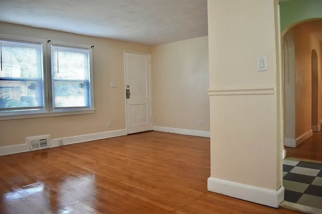 3 bed, 1.0 bath, 1000 sqft, $3,250 — Photo 4